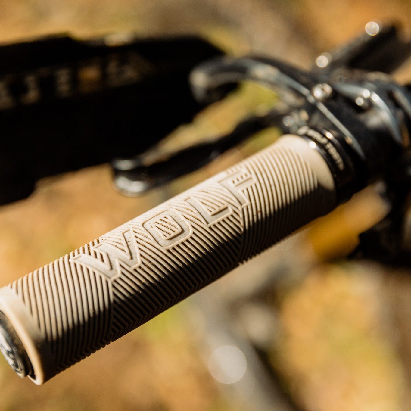 Wolf Tooth Components Echo Lock-On Grips – Colors